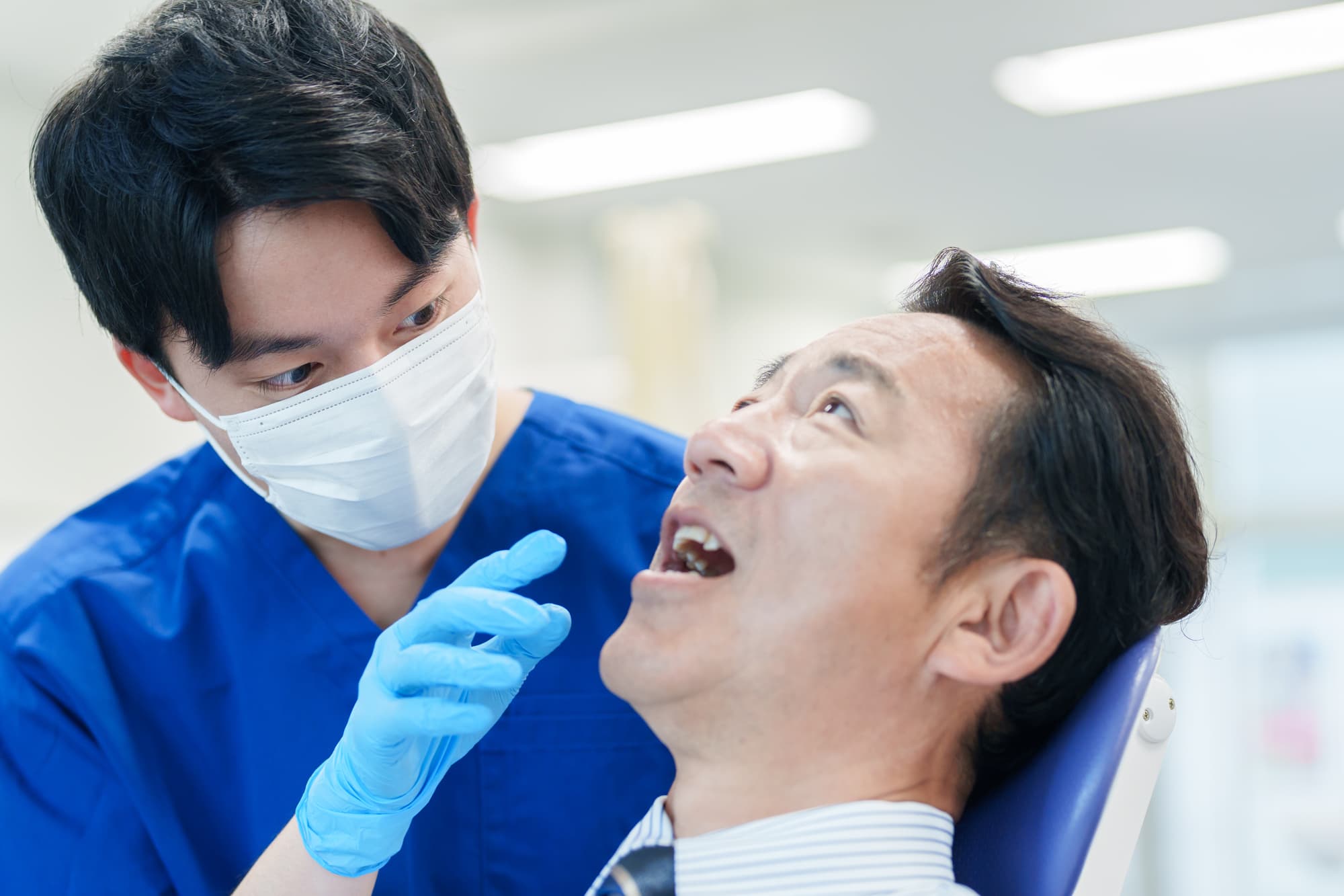 口腔内のチェックを受ける男性