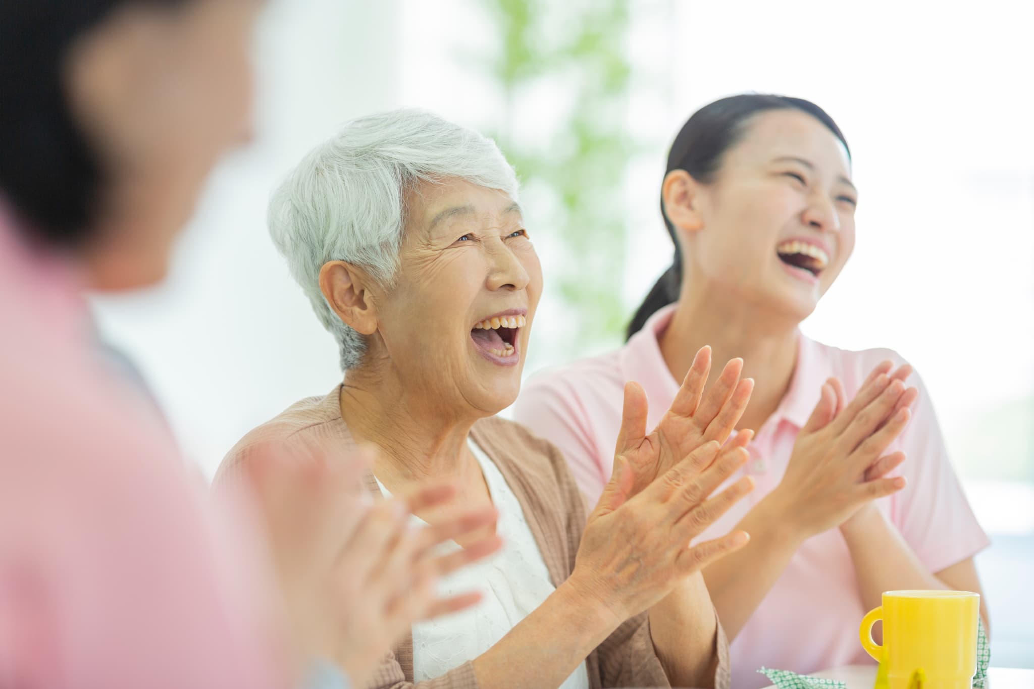 デイサービスで楽しく過ごす高齢女性