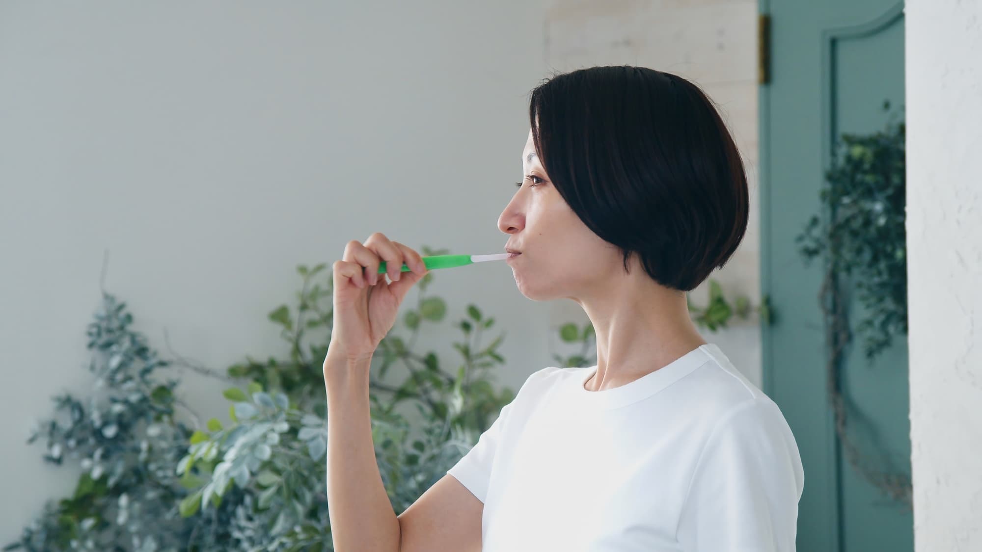 歯磨きをする女性