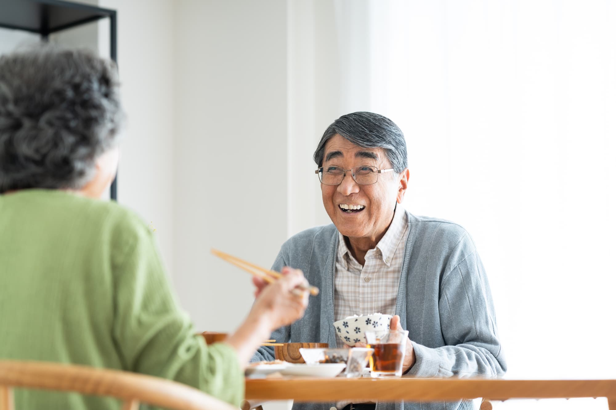 楽しく食事をする高齢男性