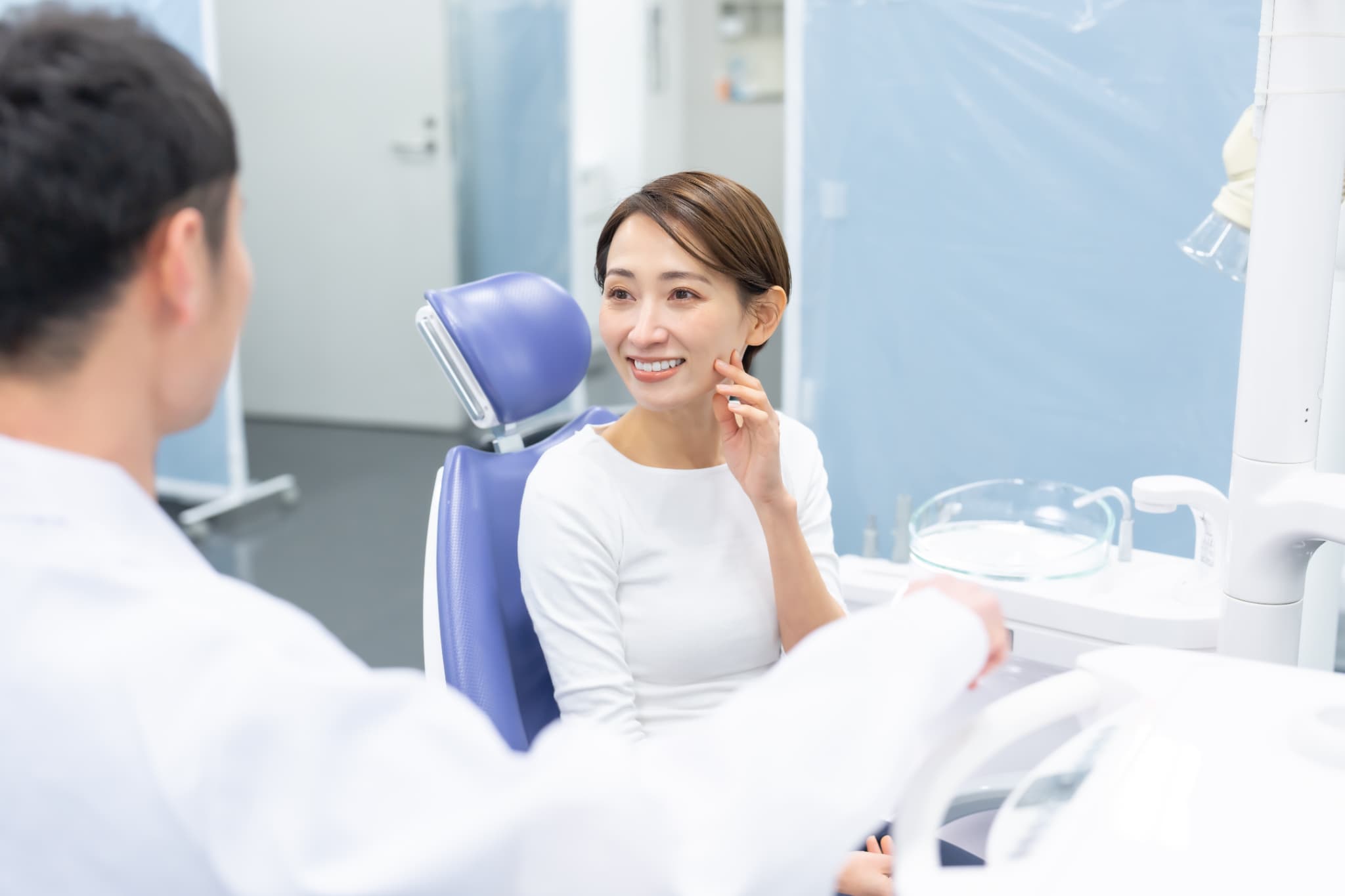 歯科医院で相談をする女性