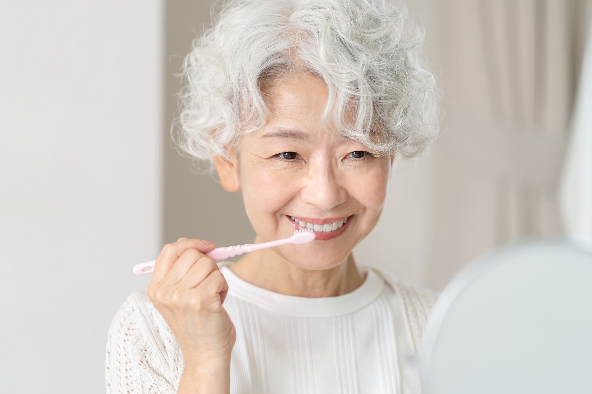 歯磨きをする高齢女性