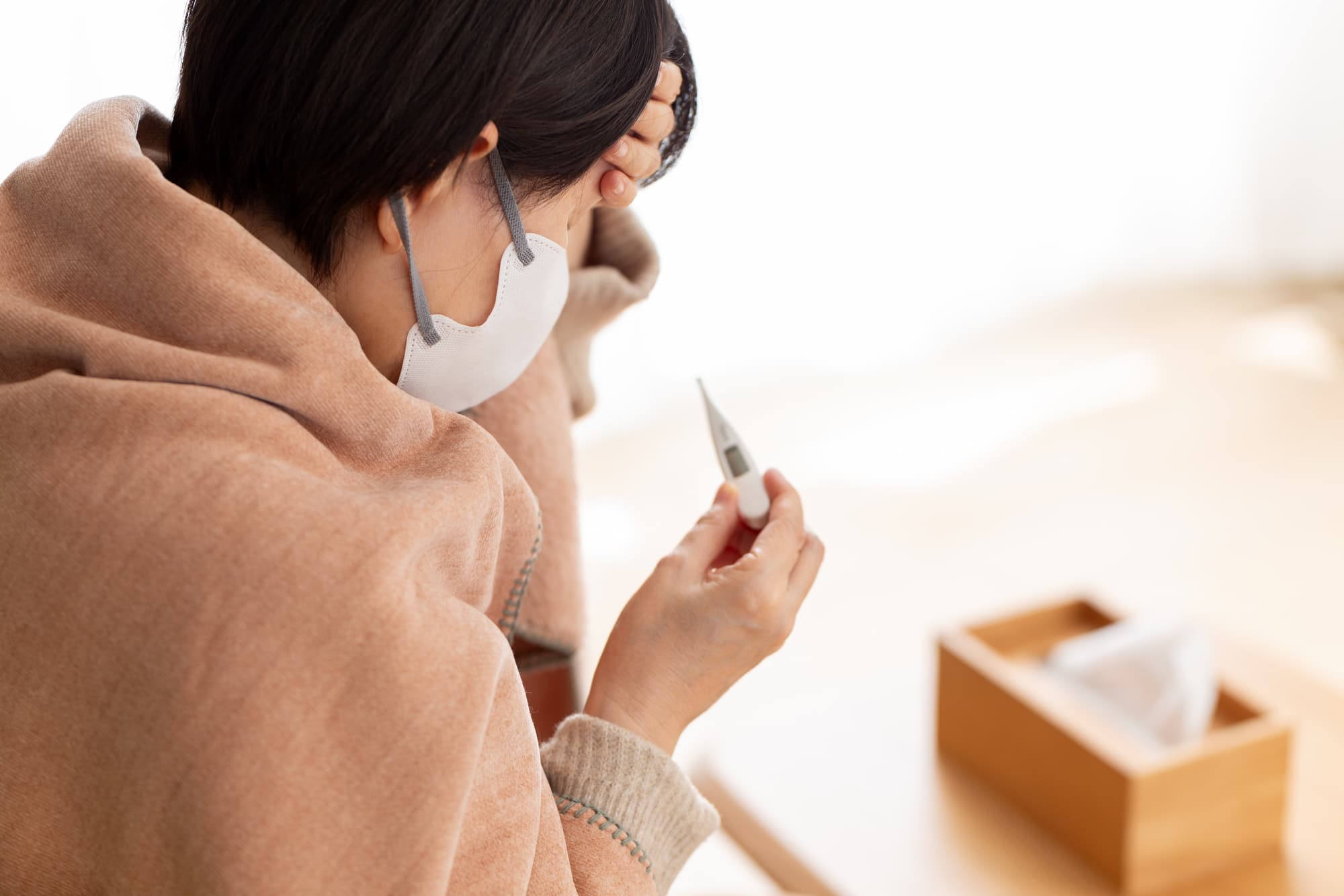 免疫力が下がり風邪をひいた女性