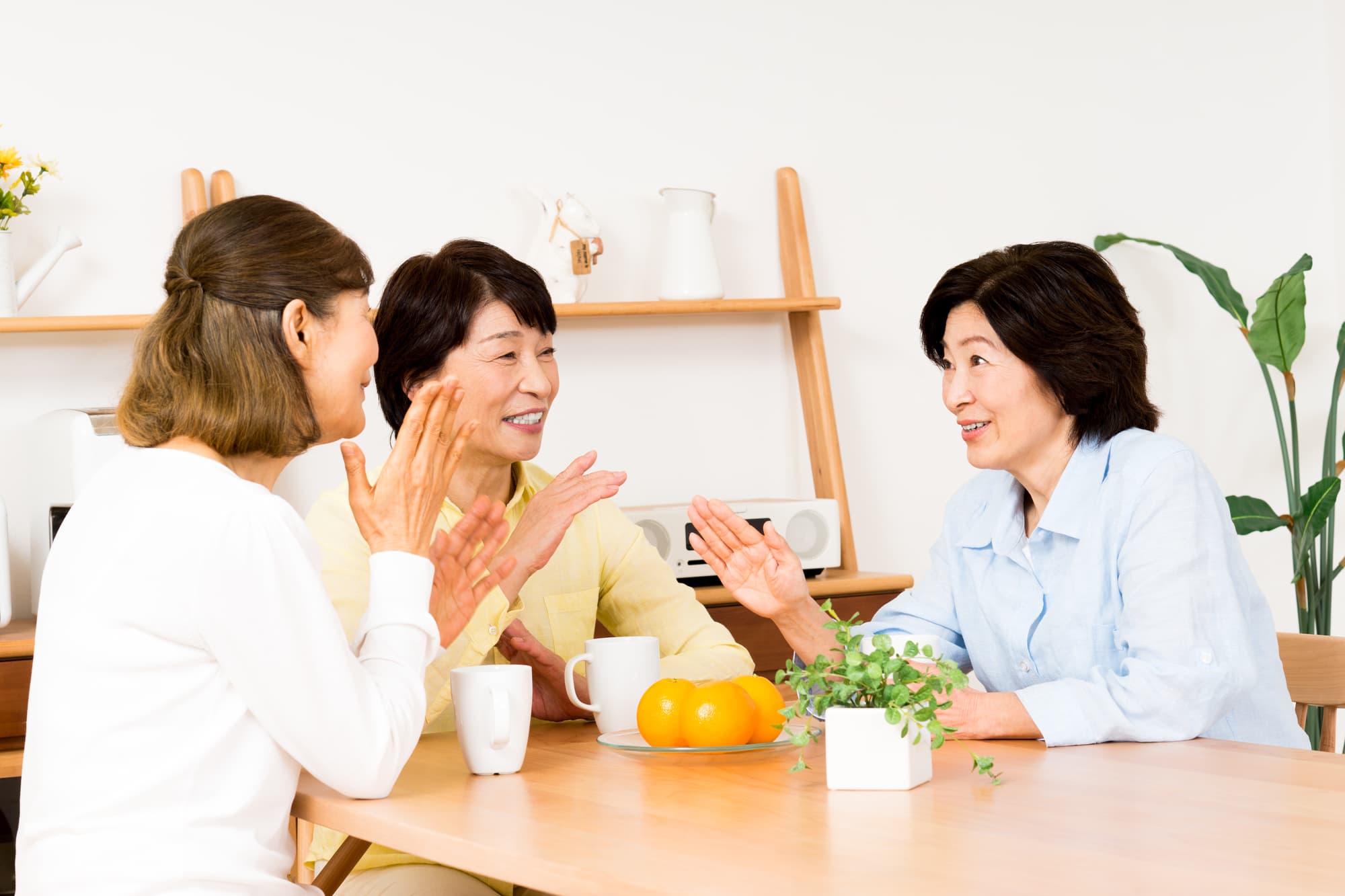 お茶を楽しむ高齢女性たち