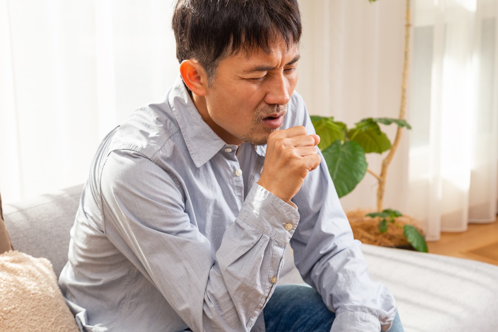 咳をするミドル男性