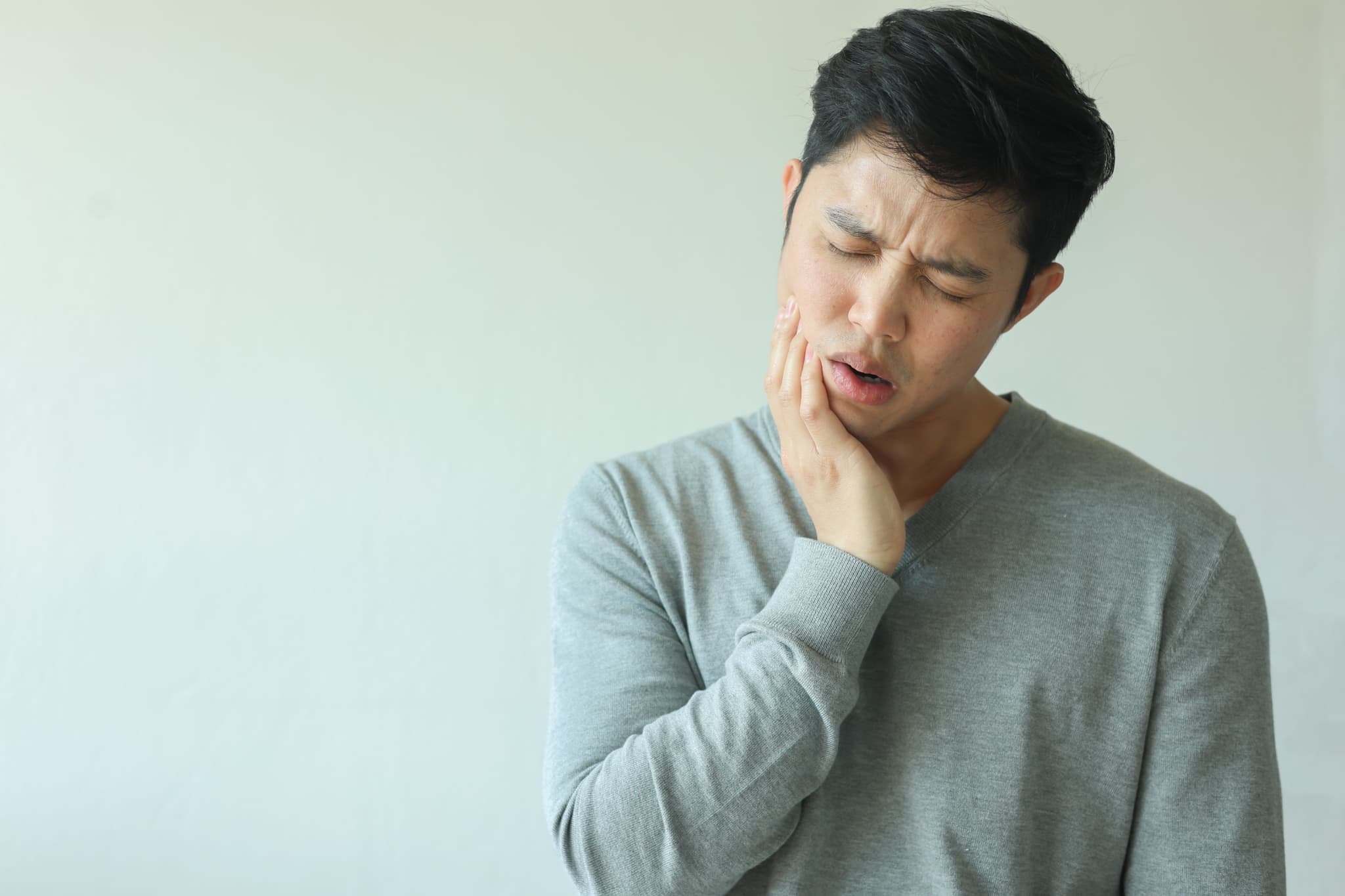 嚙み合わせが悪く顎に負担がかかった男性