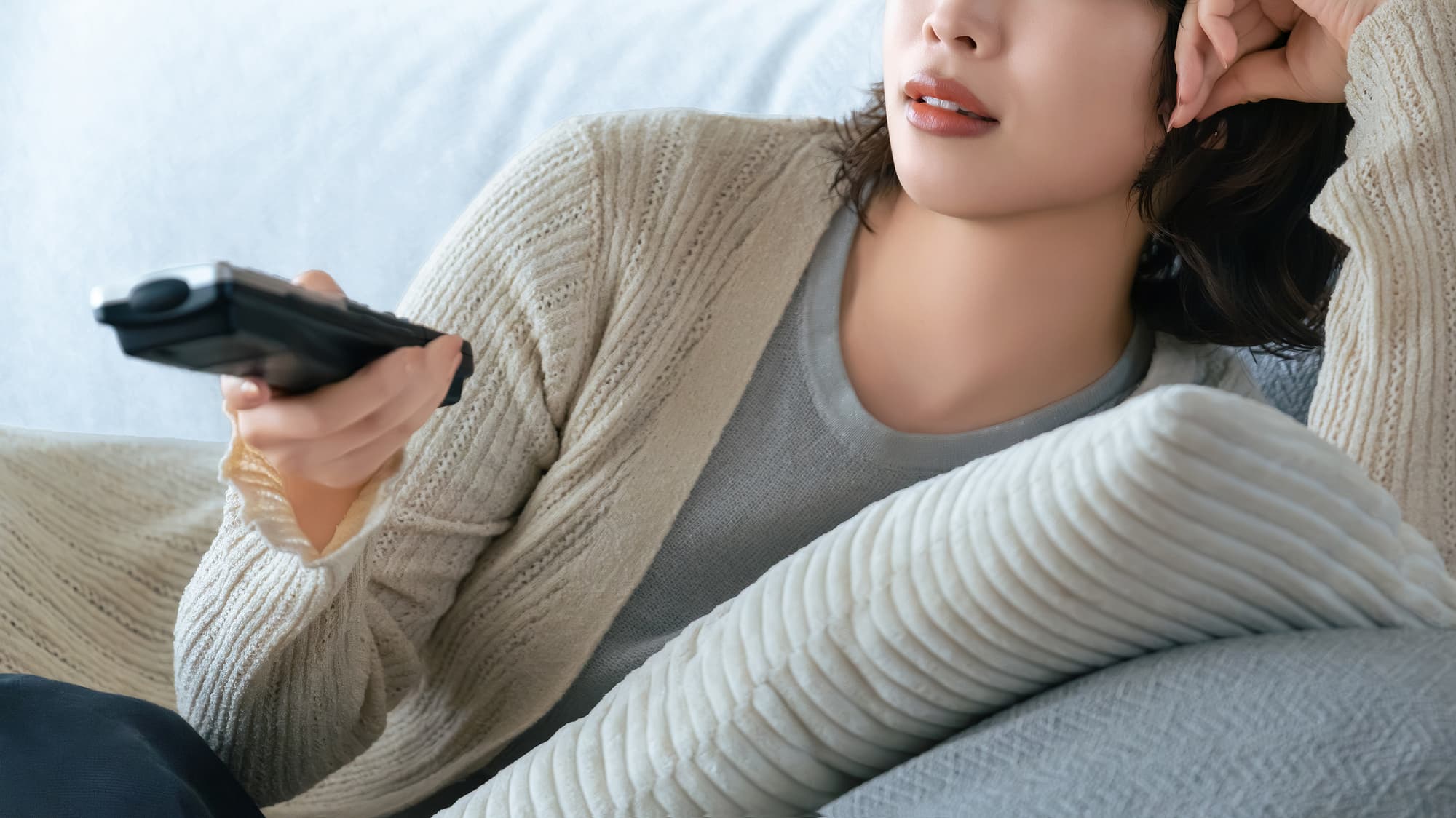 自宅でテレビを見る女性