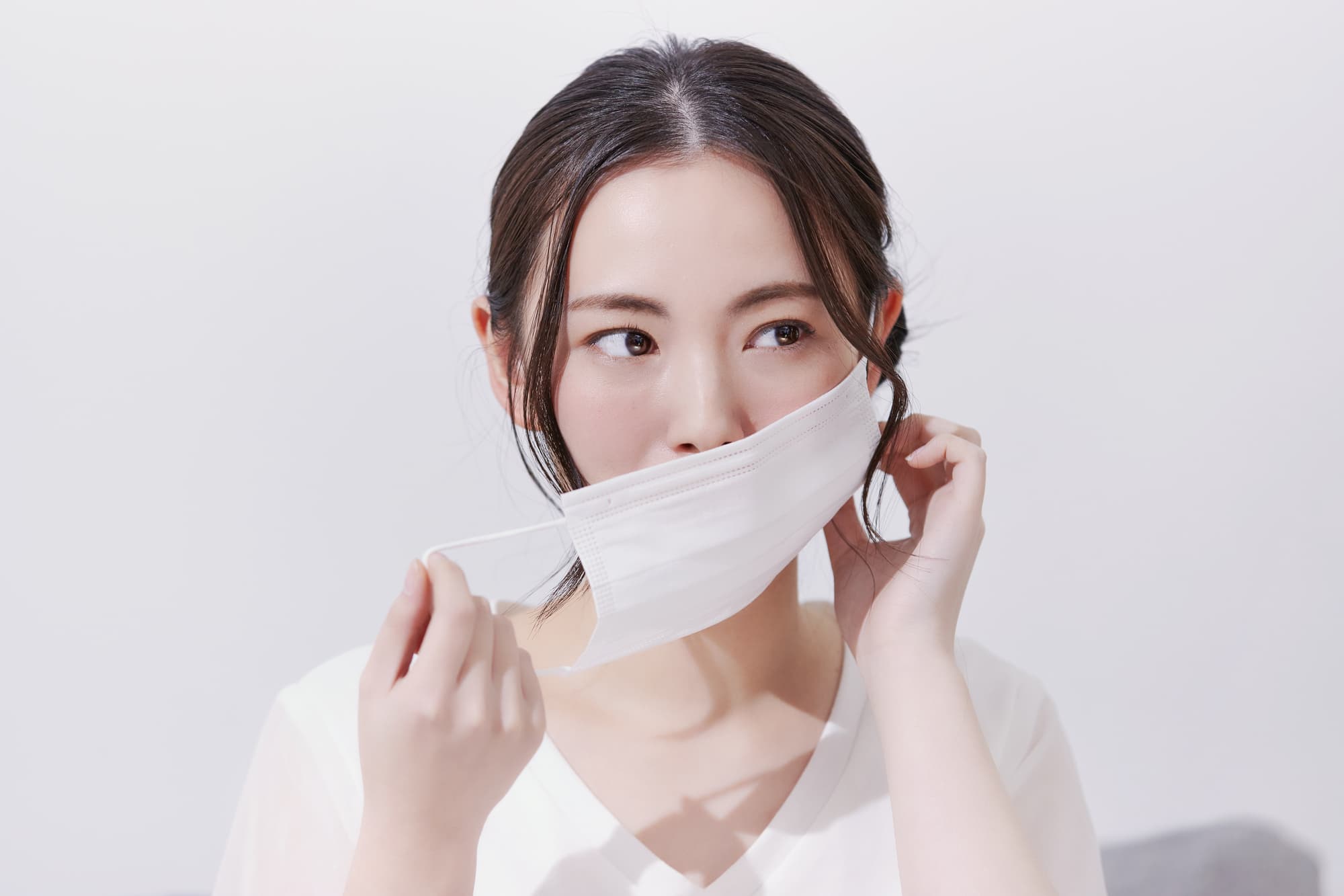マスクを付ける女性