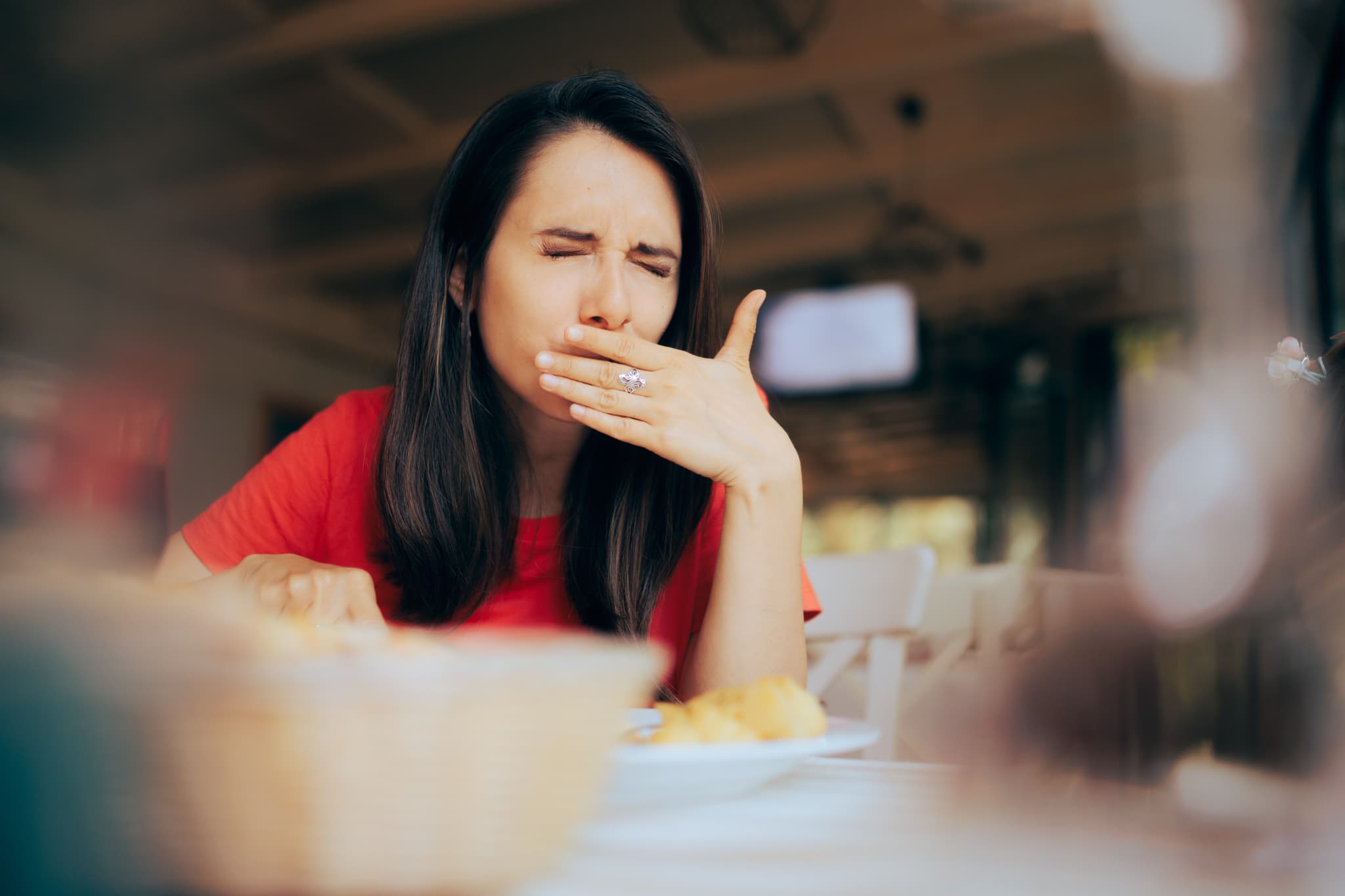 虫歯の痛みで食事ができない女性