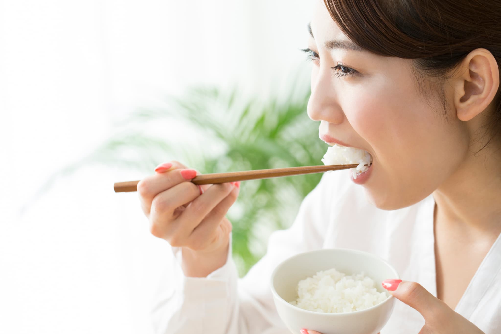 食事をする女性
