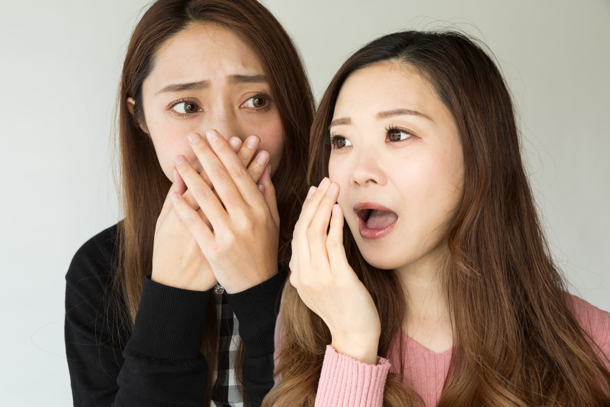 友人に口が臭いと思われている女性