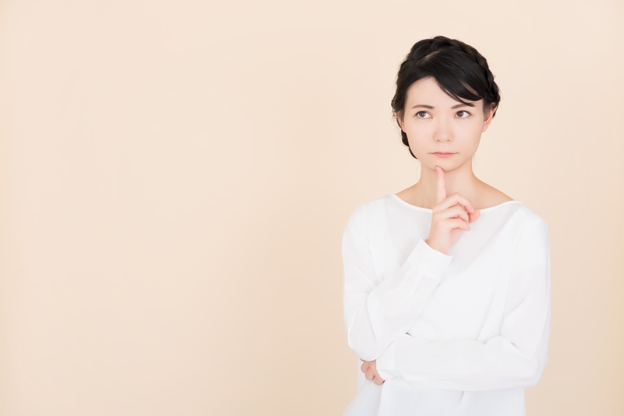 歯磨き粉に金属が含まれる理由を考える女性