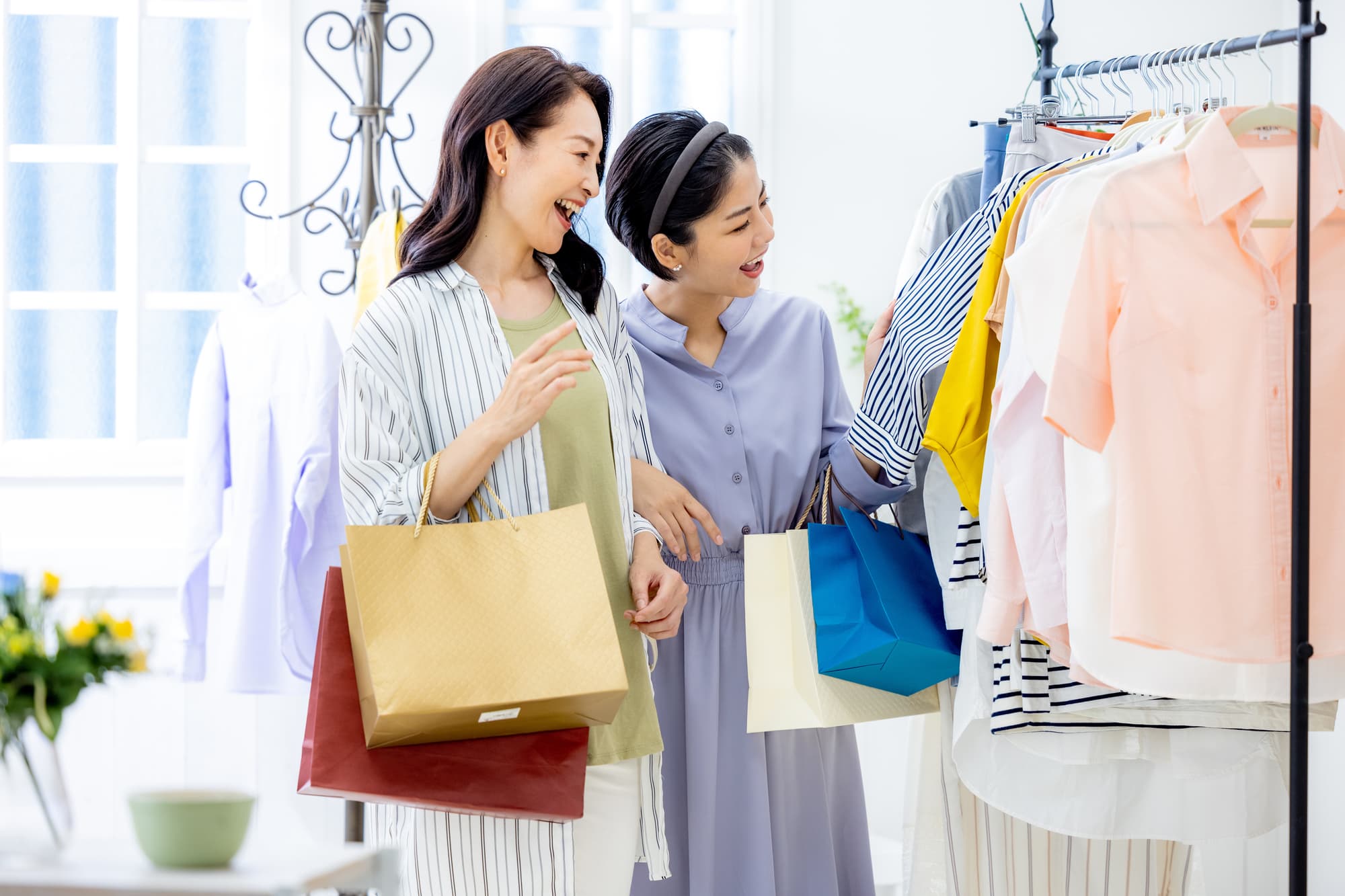 友人と買い物を楽しむ女性たち