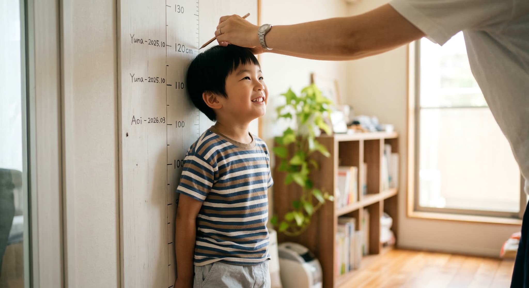 身長を測る男の子