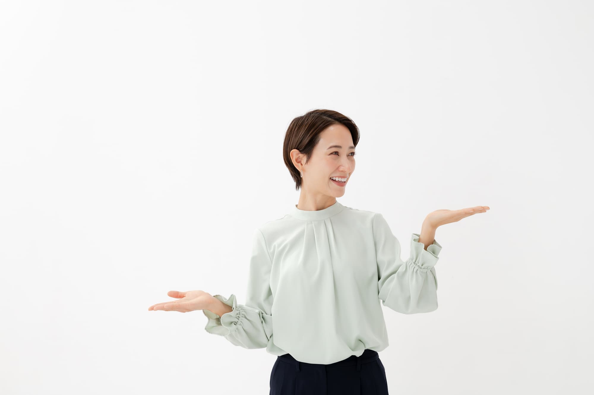 比較する女性