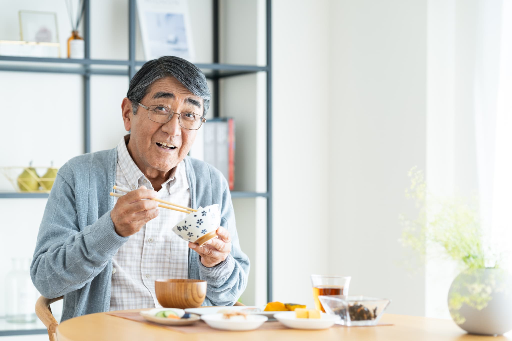 食事をする笑顔の高齢男性