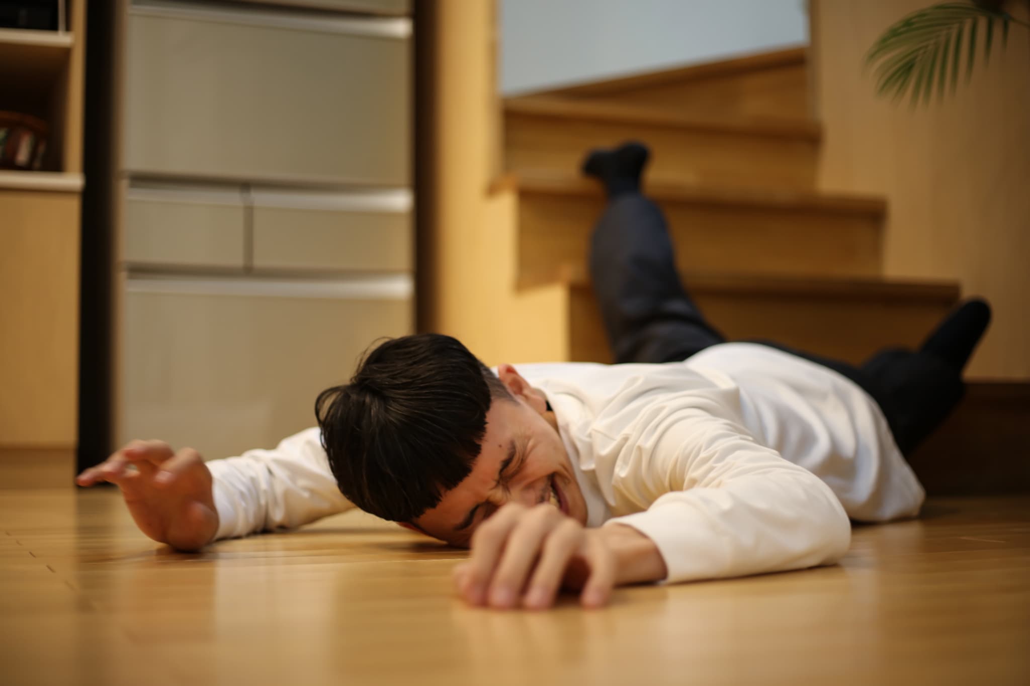 転倒によって歯を損傷する様子