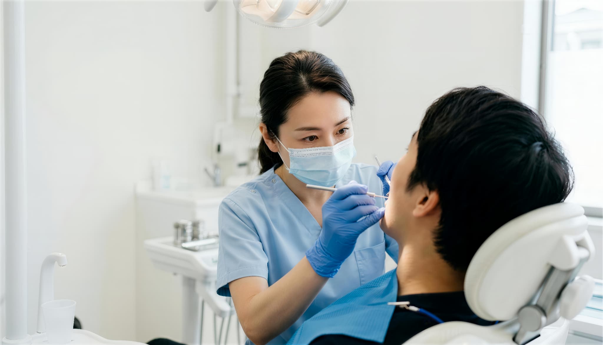 歯科医院で歯周病を治療する様子