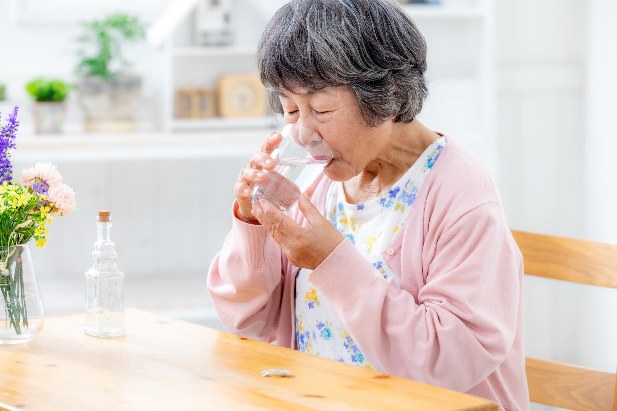 骨粗しょう症治療薬を飲む高齢女性