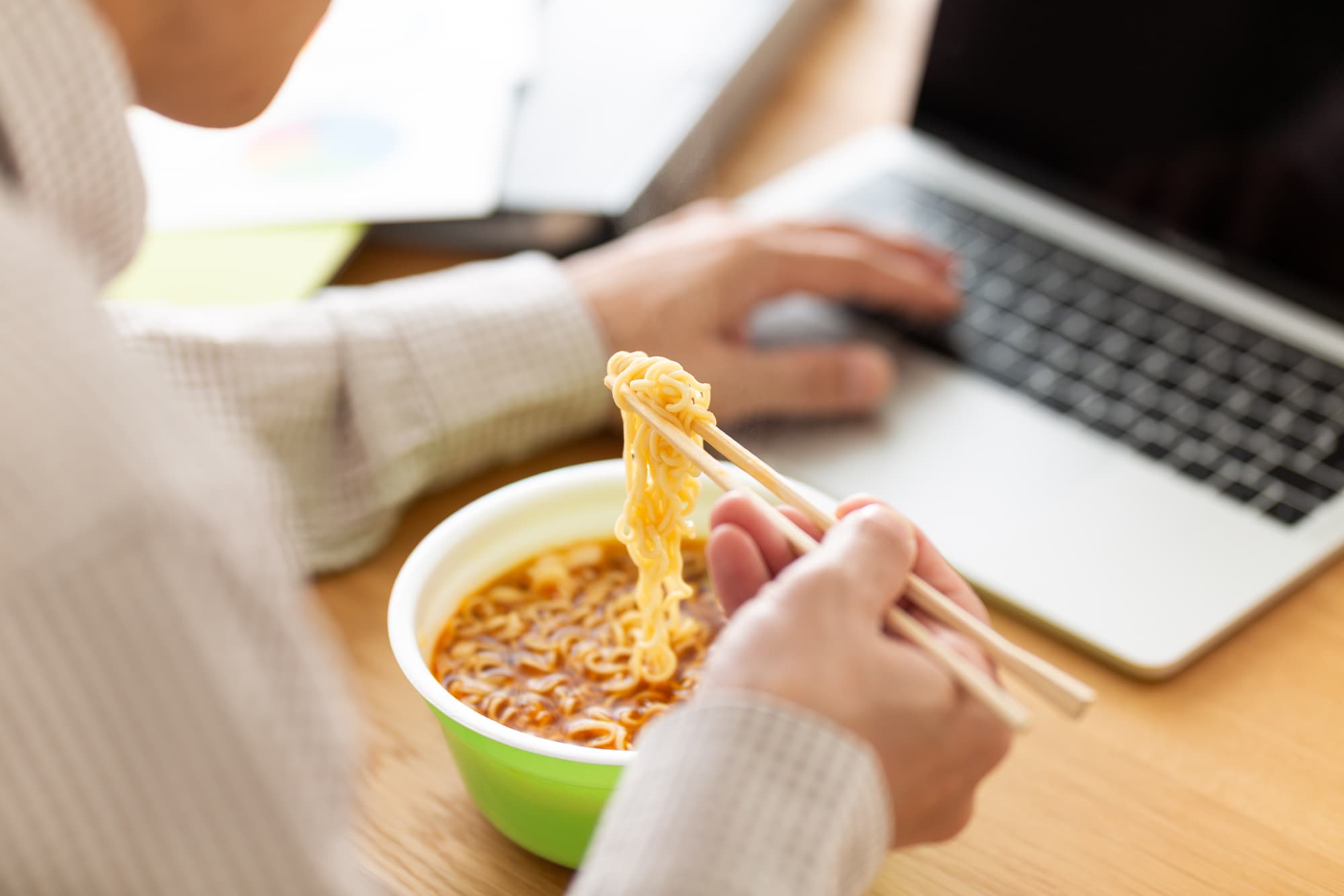 偏った食生活の男性