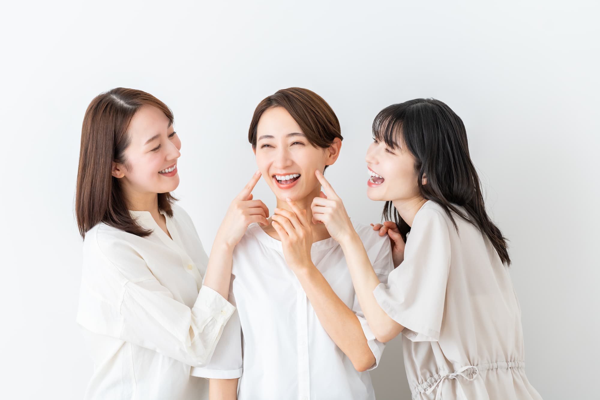 肌を褒められて嬉しそうな女性