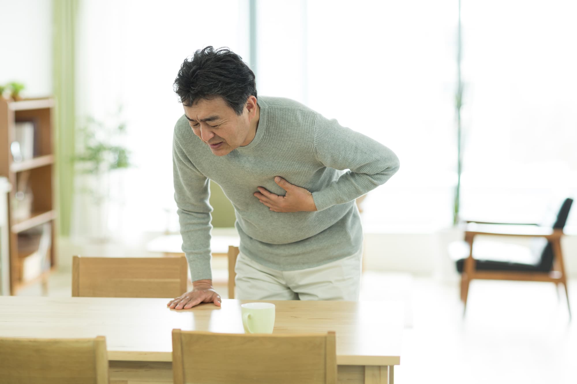 心臓を抑える男性