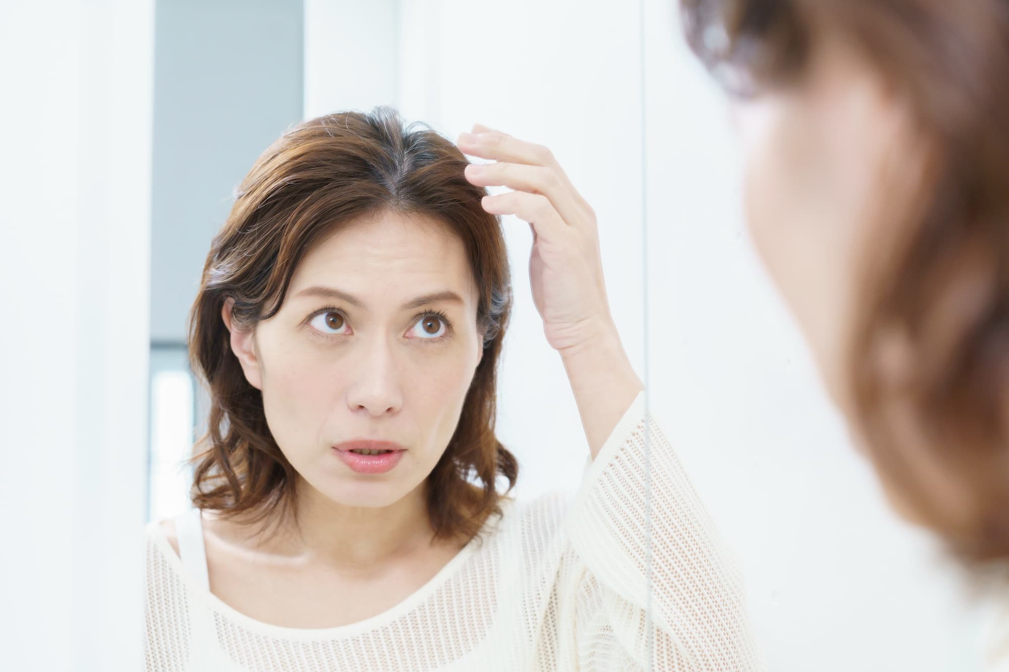 髪が薄くなってきたと感じる女性