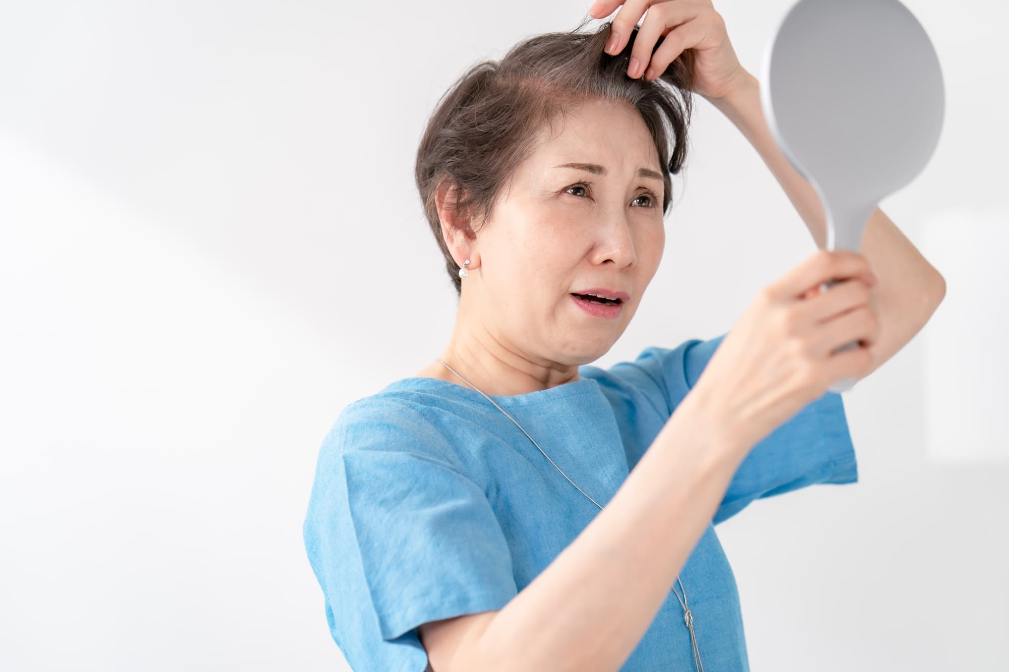 髪が薄くなった高齢女性