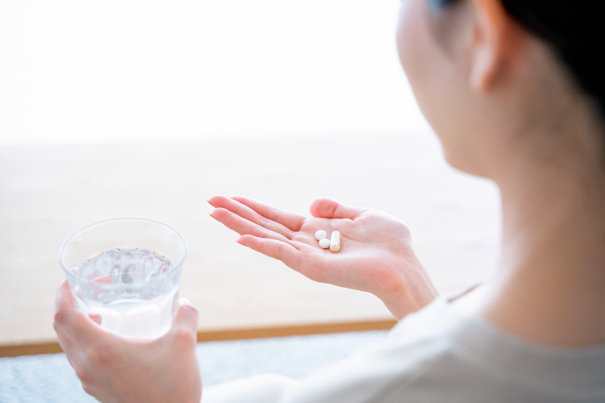 複数の薬を飲む様子