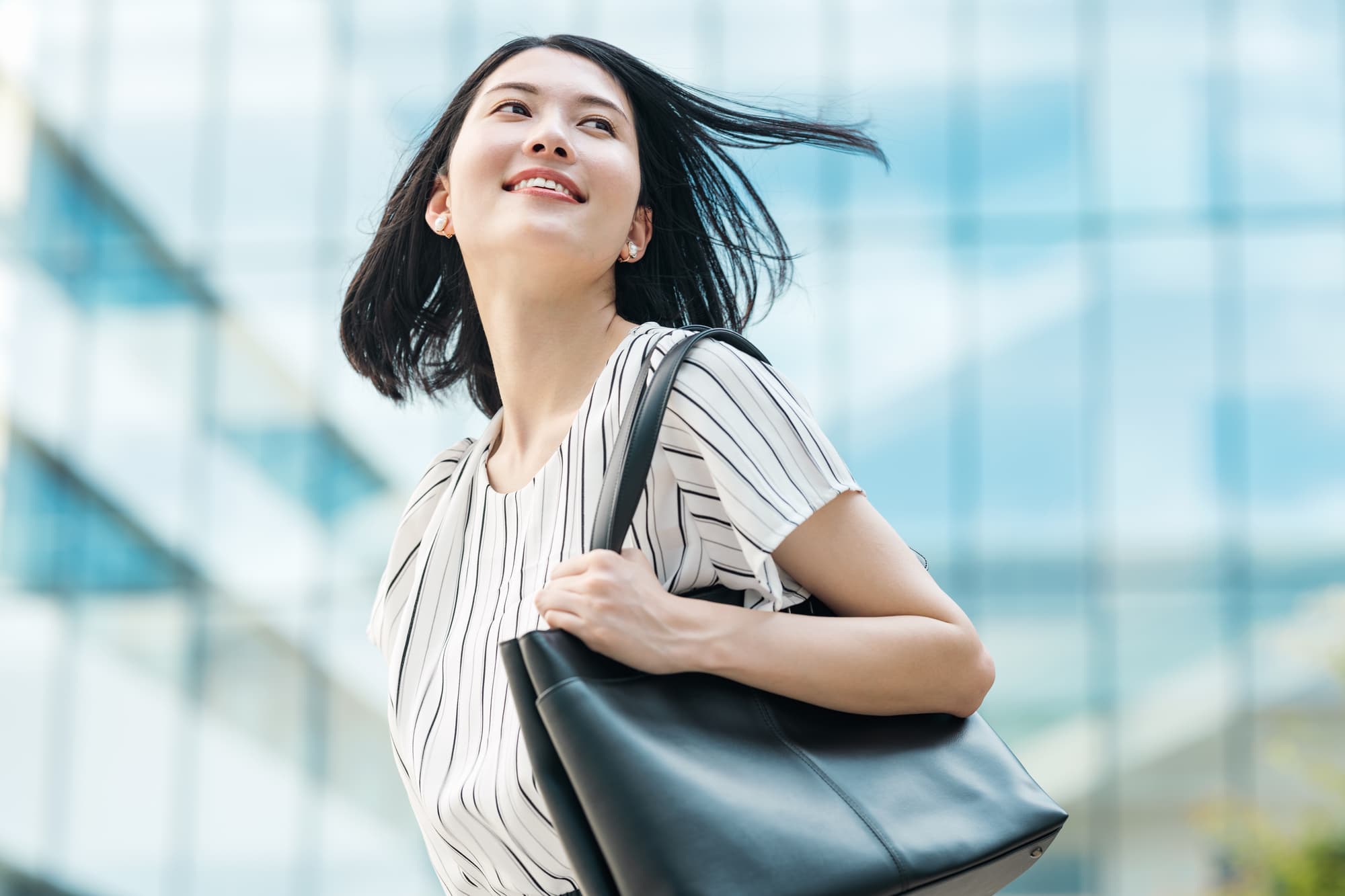 元気に仕事に向かう女性