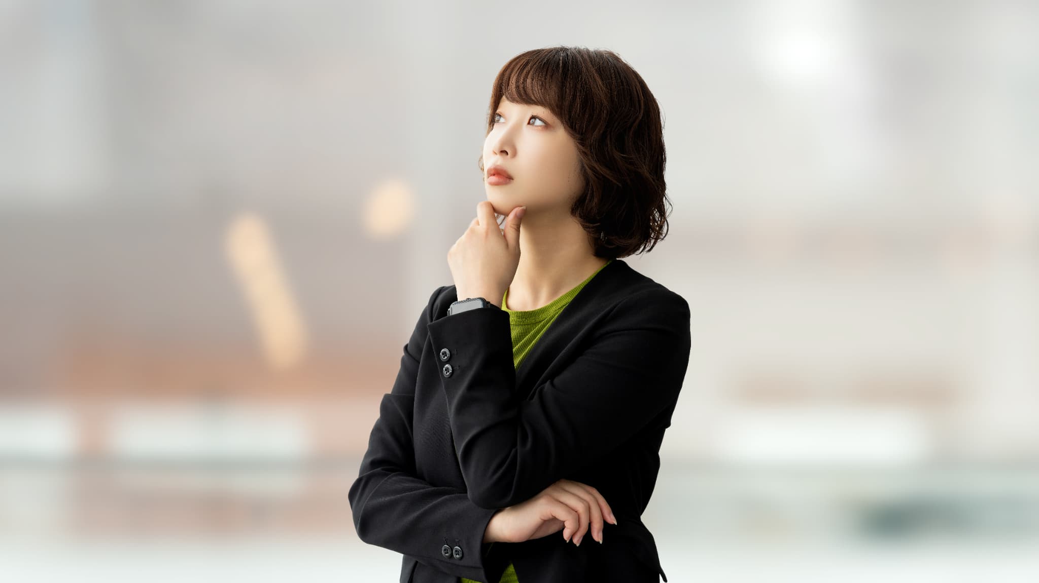 噛み合わせが乱れると、体はどう反応するのか考える女性