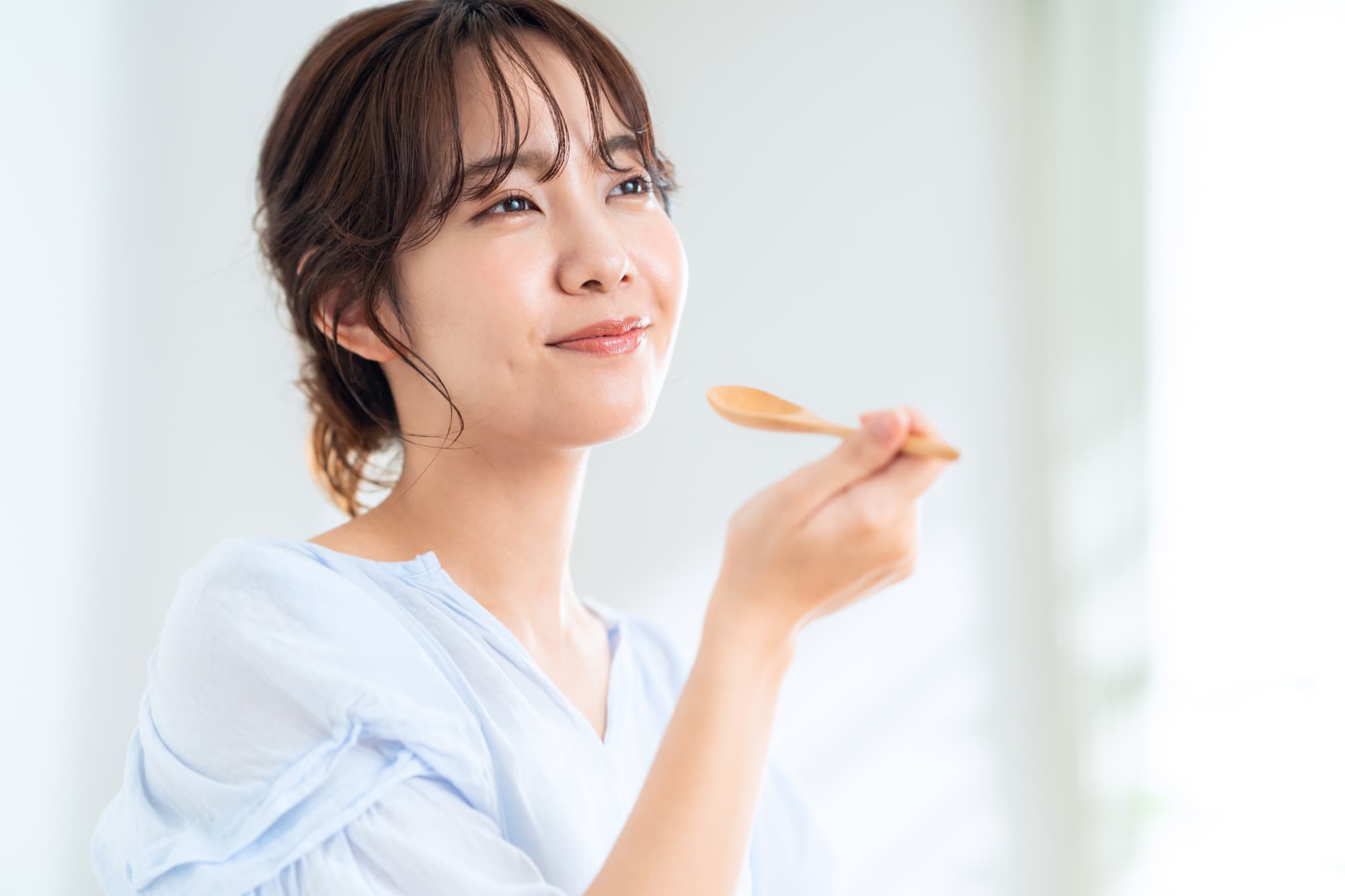 食事をする笑顔の女性
