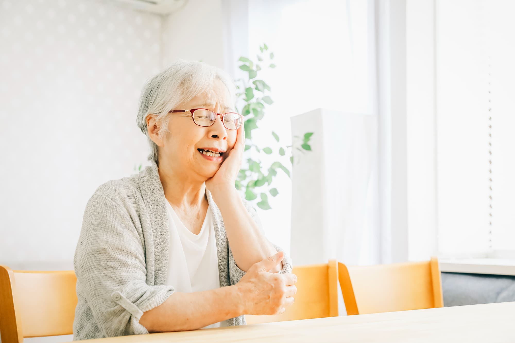 歯に異常を感じる高齢女性