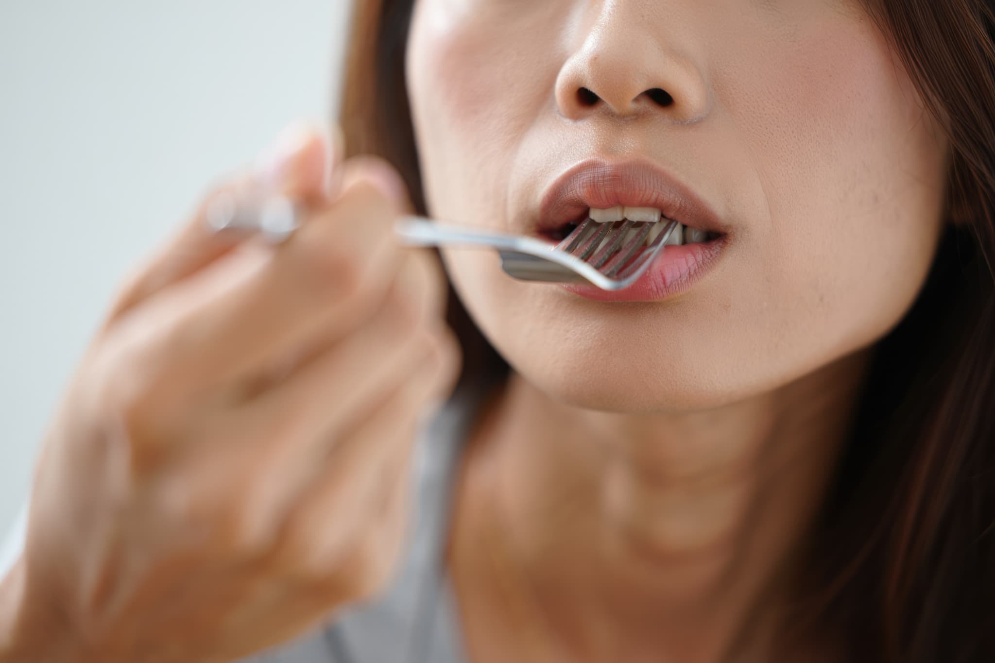 食事をする口元