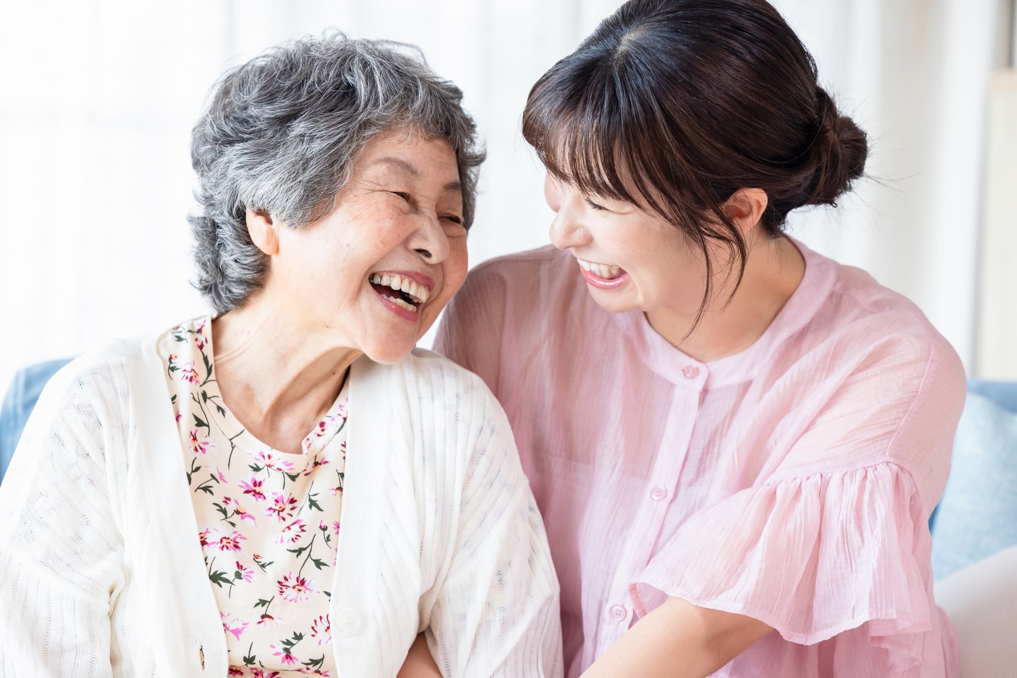笑顔の高齢女性と孫