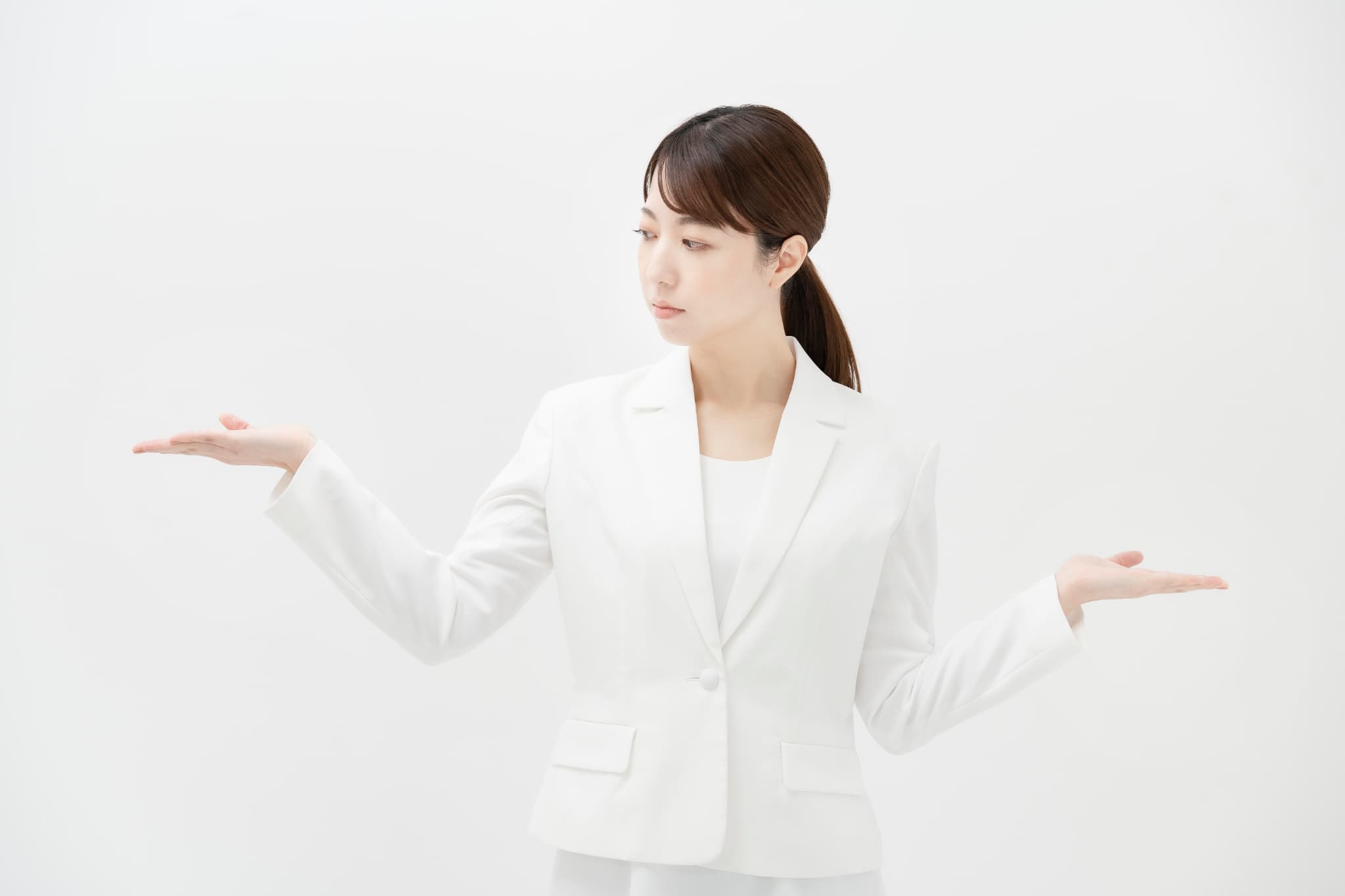 構造と機能の関係を説明する女性