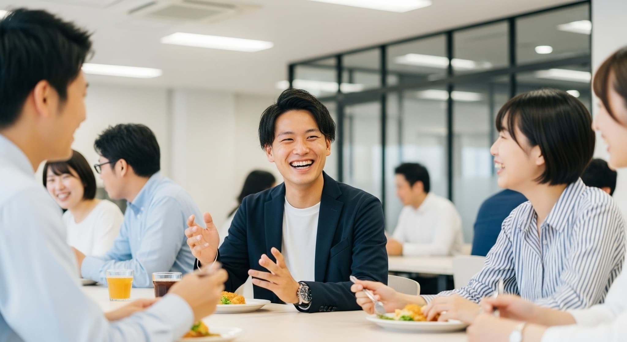 仲間と楽しく食事をする男性