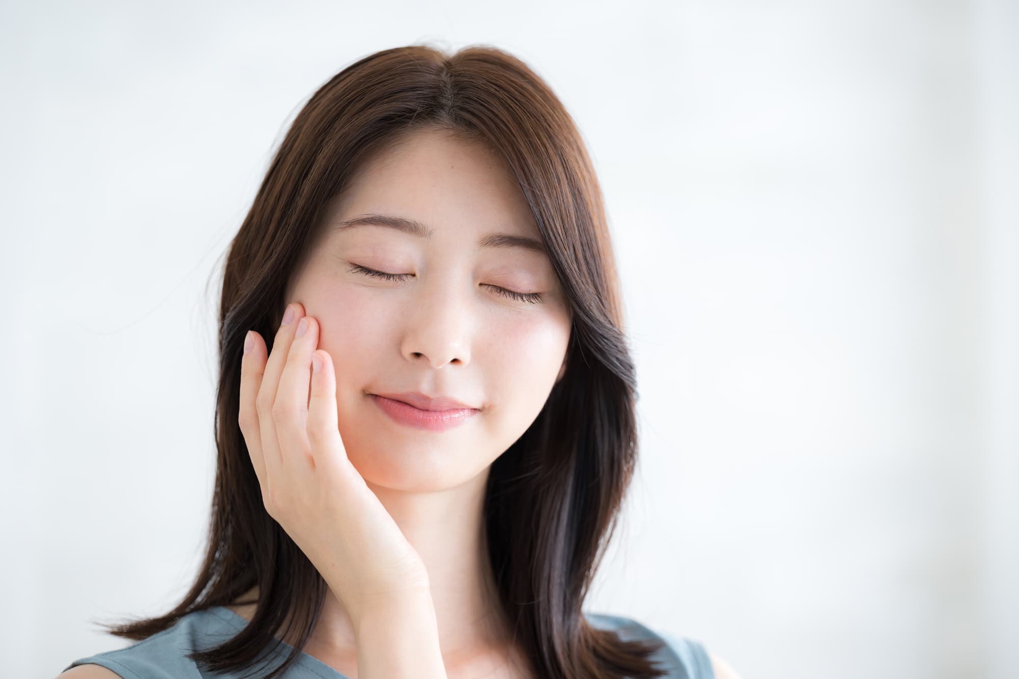 女性が顔に手を当てる様子