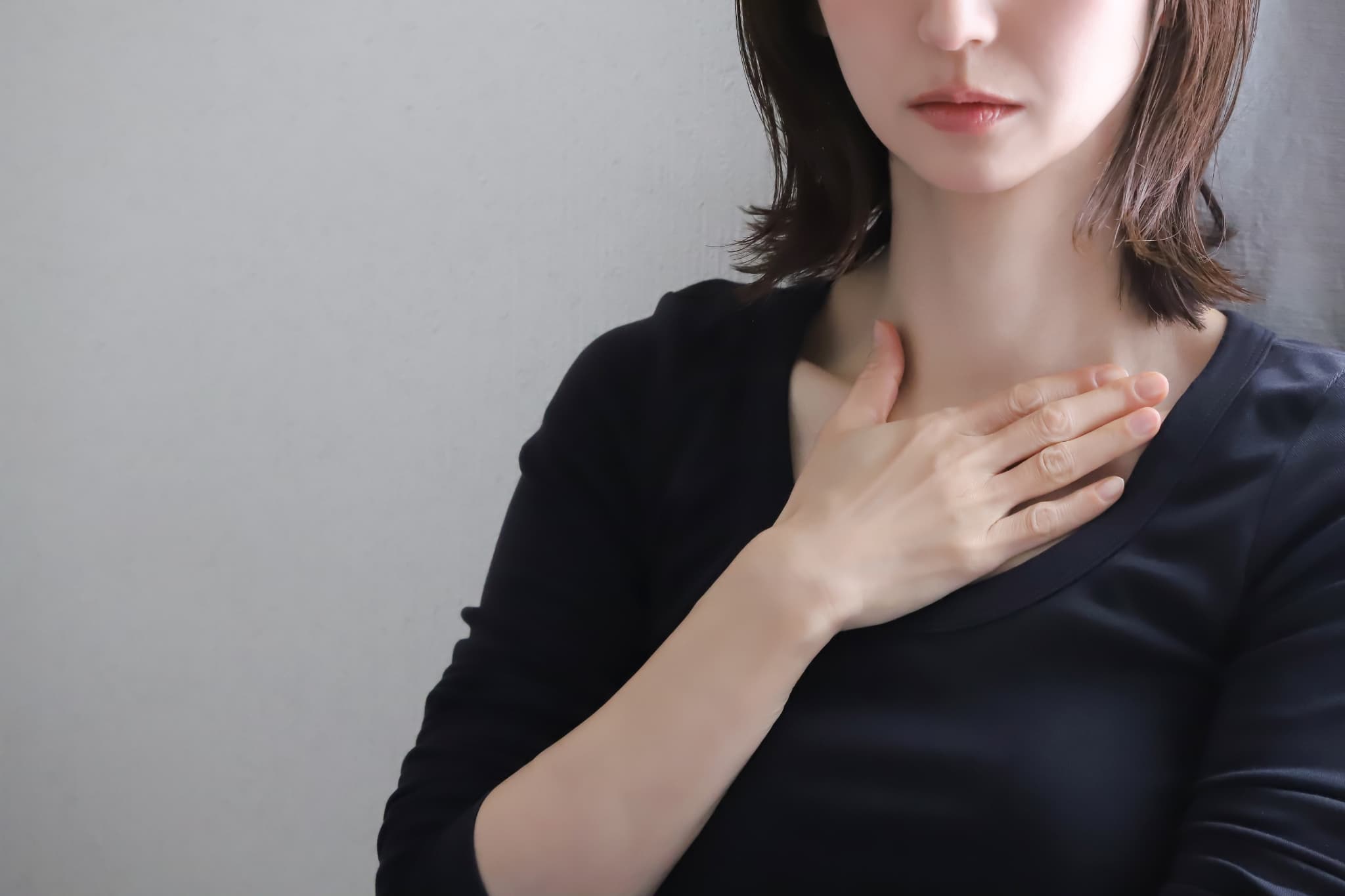 気になる人の前で緊張する女性