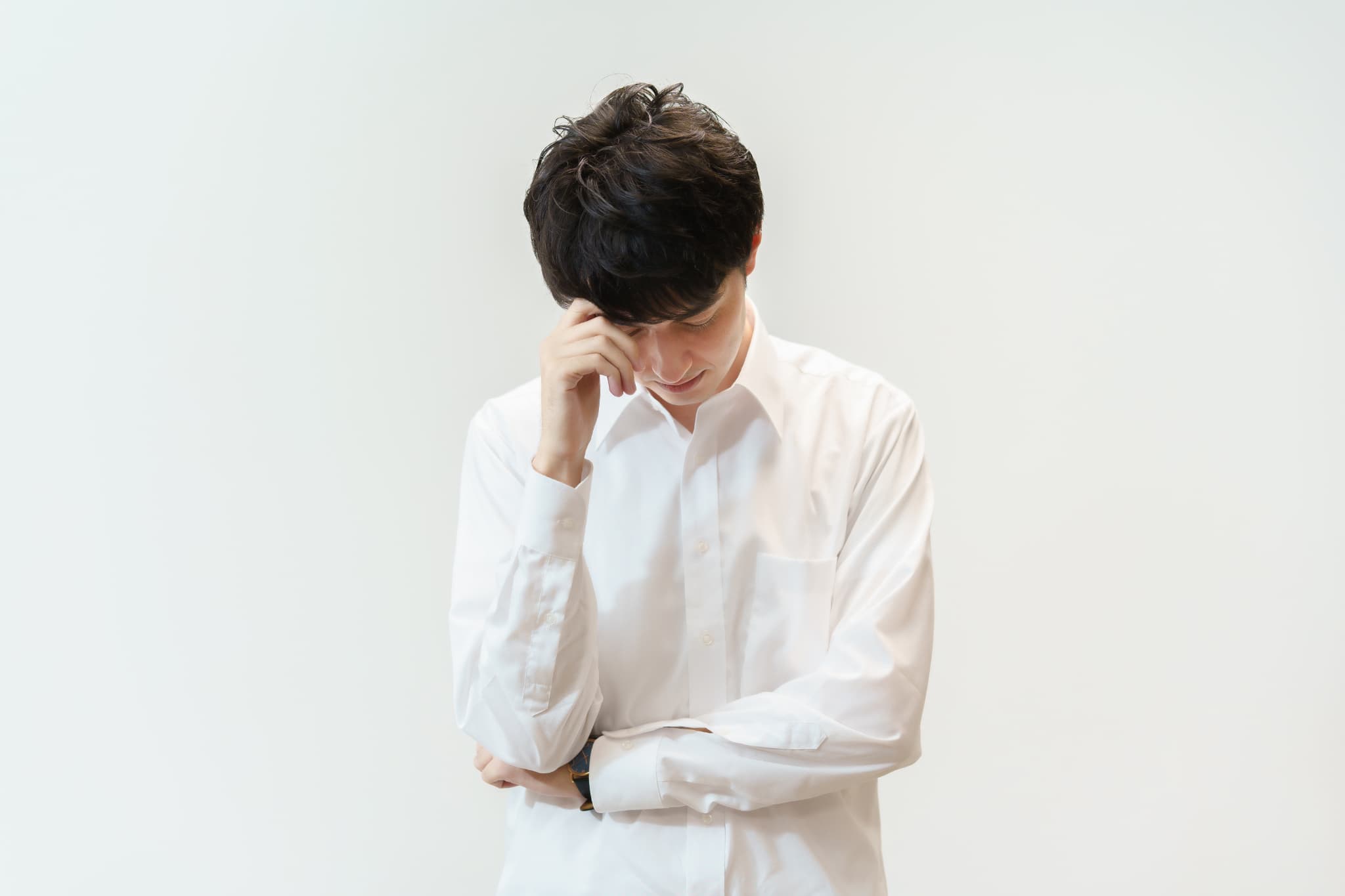 空回りして落ち込む男性