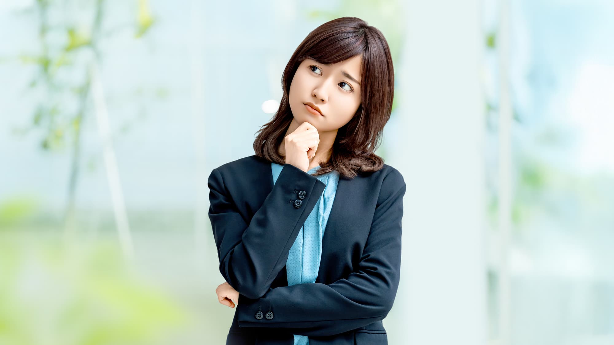 なぜ表情が硬くなるのか考える女性